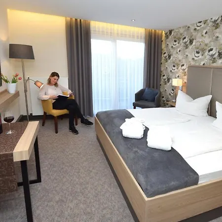 Hotel Kurhotel Gruettner Mit Eigenem Sole Thermal Schwimmbad 32 Grad Und Saunalandschaft Westernkotten