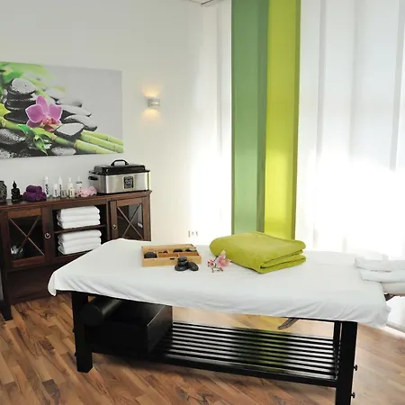 Hotel Kurhotel Gruettner Mit Eigenem Sole Thermal Schwimmbad 32 Grad Und Saunalandschaft *