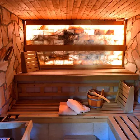 Kurhotel Gruettner Mit Eigenem Sole Thermal Schwimmbad 32 Grad Und Saunalandschaft