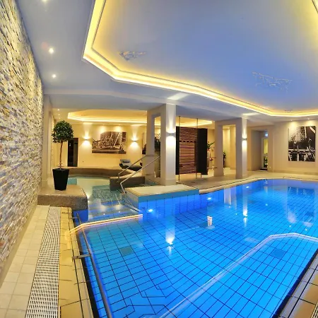 Kurhotel Gruettner Mit Eigenem Sole Thermal Schwimmbad 32 Grad Und Saunalandschaft Hotel Westernkotten