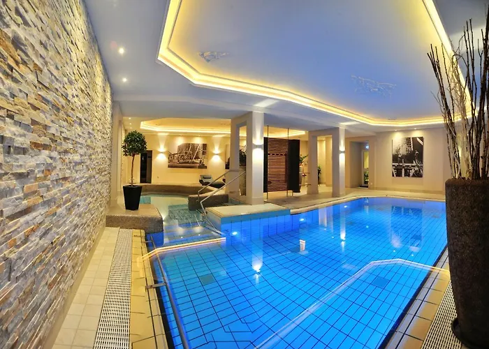 Gruettner Mit Eigenem Sole Thermal Schwimmbad 32 Grad Und Saunalandschaft Otel Westernkotten